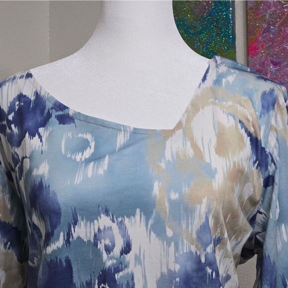 NWT! Unique Neck Top - Picture 5 of 10